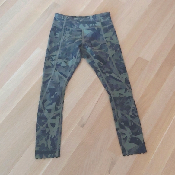 Lululemon Tight Stuff Tight Size 4 Pop Cut Fatigue Green Black Camo - Picture 4 of 11